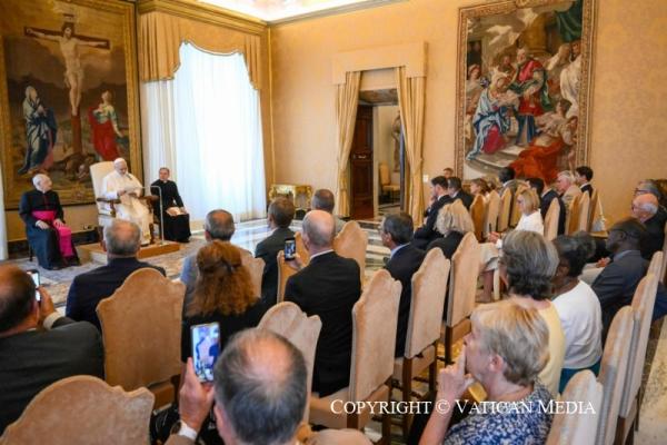 Đối Với Đức Lêô XIV, Không Có Một Bên Là Chính Trị Gia, Một Bên Là Kitô Hữu